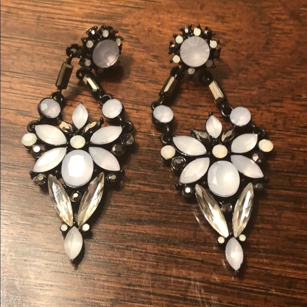 🌻 Express earrings with crystal detail